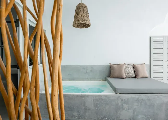 Cliff Aura Fira (Santorini)