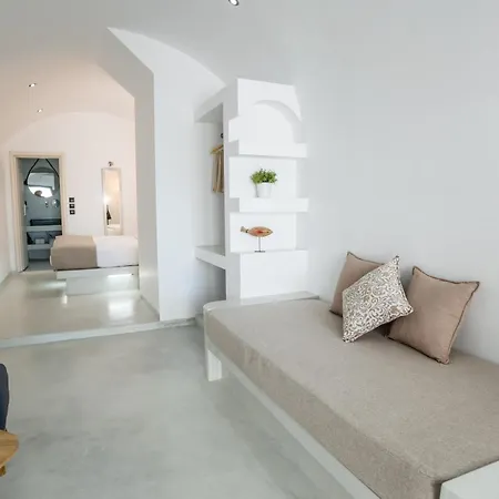 Cliff Aura Fira (Santorini)