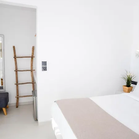 Cliff Aura Fira (Santorini)