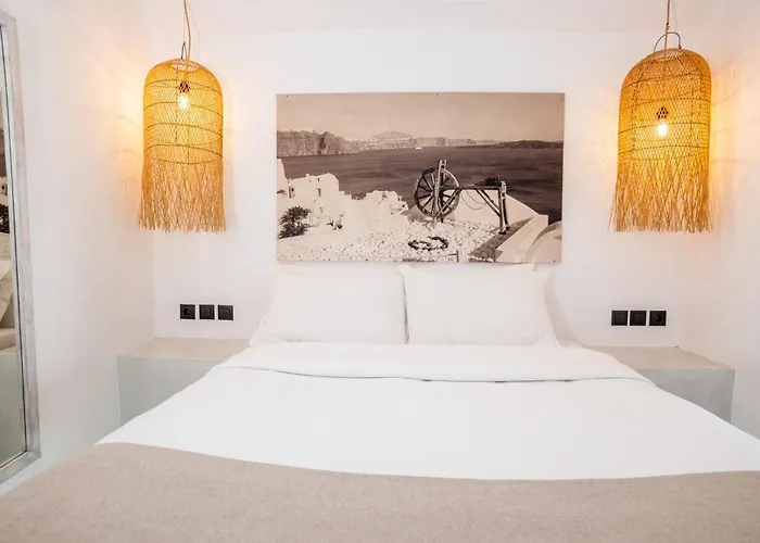 Cliff Aura Fira (Santorini)